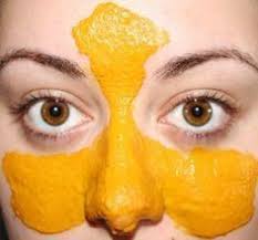 Elle Frotte Du Curcuma Contre Son Visage Lorsqu Elle L Enleve Incroyable Homemade Beauty Beauty Care Diy Beauty