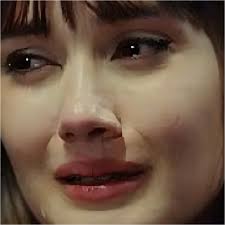 Vuoi essere mia moglie il prima possibile? » È questa la proposta  inaspettata che Alihan fa a Zeynep dopo averla salvata da una situazione  drammatica. Nelle puntate di Forbidden Fruit in onda