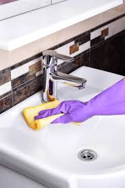 5 dakika boyunca karışımın fayanslarda kalmasını sağlayın. Pratik Banyo Temizligi Banyo Temizligi Nasil Yapilir
