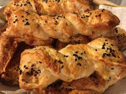 Schnecken auf ein blech legen und mit restlichem käse bestreuen. Blatterteig Schinken Kase Stangen Von Dieliebebeate Chefkoch Rezept Fingerfood Rezepte Essen Und Trinken