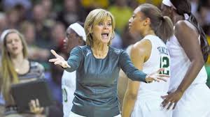Ncaa kadın basketbol tarihinde oyuncu, yardımcı antrenör ve baş antrenör olarak ulusal şampiyonluk kazanan ilk kişidir. Kim Mulkey Is A Hall Of Fame Candidate For 2nd Time