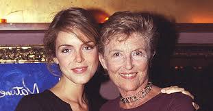 Adolescente, elle subit les affres des régimes yoyo et souffre de boulimie et d'anorexie. Julie Andrieu Retour Sur La Mort De Sa Mere Nicole Courcel Actrice