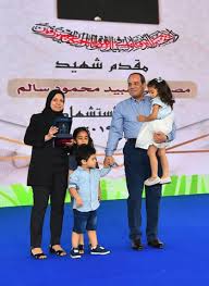 الفريق أول عبد الفتاح سعيد حسين خليل السيسي القائد العام للقوات المسلحة المصرية، وزير الدفاع الرابع والأربعين منذ 12 من آب أغسطس، 2012. Ø´Ø§ÙØ¯ Ø§ÙØ±Ø¦ÙØ³ Ø§ÙØ³ÙØ³Ù ÙØµØ§ÙØ­ Ø£Ø·ÙØ§Ù Ø§ÙØ´ÙØ¯Ø§Ø¡ ÙÙÙØªÙØ· Ø§ÙØµÙØ± Ø§ÙØªØ°ÙØ§Ø±ÙØ© ÙØ¹ÙÙ Ø§ÙÙÙÙ Ø§ÙØ³Ø§Ø¨Ø¹