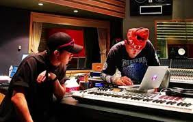 Beautiful 'g dragon' poster print by artcollection studio ✓ printed on metal ✓ easy magnet mounting ✓ worldwide shipping. Soompi On Twitter Bigbang S G Dragon Shares Photos With Pharrell Williams In The Studio Https T Co Svyrhnjnue