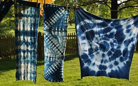 With just a few rubber bands, you can fold, twist, pleat and crumple fabric to achieve fun, bold (and psychedelic) patterns. Shibori Tie Dye Folding Techniques