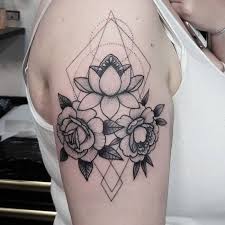 1001 Ideen Und Inspirationen Fur Ein Lotusblume Tattoo Lotusblume Tattoo Lotus Tattoo Design Wasserfarben Tattoo