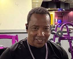 How is the planet fitness in the derbs do they have free weights or more  machines