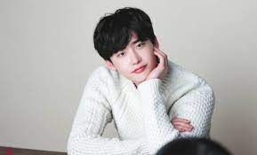 Father, mother, one younger brother and one younger sister. Lee Jong Suk To Meet Fans Through A Global Fan Tour Starting In August
