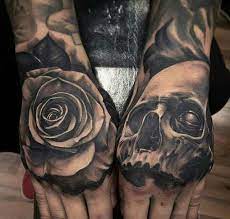 Epingle Par Lạc Nam Sur Watch Me Tatouage Rose Homme Tatouage De Cranes De Sucre Tatouage Homme Main