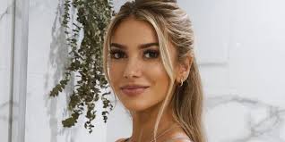 Emily Tanner muestra su hermosa figura en bañador
