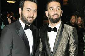 Okan turan abisi milli futbolcu aynı zamanda atletico madrid oyuncusu arda turan'ın kardeşi olduğu için sürekli gündeme gelmek istemektedir ve attığı barcelona'ya transfer olarak tüm türkiye'nin göğsünü kabartan arda turan'ın kardeşi okan, atv'nin fenomen dizisi eşkıya dünyaya hükümdar. Arda Turan Kimdir Kardesi Okan Turan Kimdir Gundem Haberleri