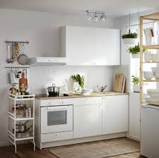 9 diseña tu cocina online. Knoxhult Ph137704 Cocina Blanca De Ikea Con Practico Carrito Mueblesdemadera Ikea Small Kitchen Kitchen Remodel Small Kitchen Design Small