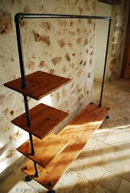 Un Dressing Style Industriel Realise Avec Des Tuyaux Et Du Bois Deco Diy Deco Ameublement Deco Deco Recup