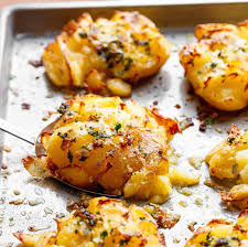 Pommes De Terre Ecrasees Au Beurre De Parmesan Croustillant A L Ail Recipe In 2020 Food Potatoes Chicken Wings