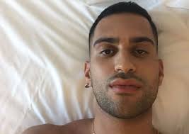 È un altro l'uomo che ha fatto breccia nel cuore del cantante. Mahmood E Fidanzato Le Rose Per L Uomo Misterioso