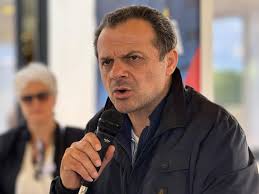 De Luca: "Taormina con me ha la bandiera blu, Armenti ti ricordo una  cosa..."