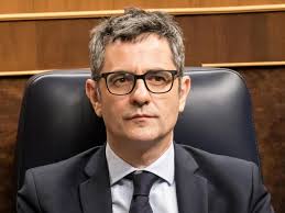 Félix Bolaños da a conocer en qué peluquería se corta el pelo: "Es hora de  que conozcáis al artista"