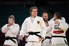 Rousey was named to the united states olympic team at age 15, and at 16 she became the youngest american to earn the national no. Zsuyofxgsvvh3m