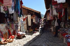 Arnavutluk Un Orta Kesimlerindeki Akcahisar Kruja Sehrinde Bulunan Tarihi Osmanli Carsisi Yilin Her Donemi Yerli Ve Yabanci Turist Arnavutluk Carsilar Tarih