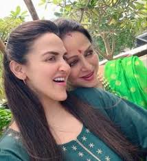 20 Esha Deol Ideas Hema Malini Mom And Baby Dresses Kerala Wedding Saree Interestingly, she performed few of papa dharmendra's dance moves. 20 esha deol ideas hema malini mom