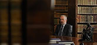 Santiago muñoz machado nos recibe en su despacho de la rae, sancta sanctorum del español para seiscientos millones de hispanohablantes englobados en la asociación de academias de la lengua española (asale).da fe de sus palabras un busto de cervantes, causa y razón de gran parte de lo que se cocina en la docta casa, que dirige este catedrático de derecho, escritor e historiador. Nuevos Retos Para Una Academia Que Estrena Director Libertad Digital Cultura