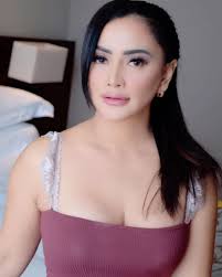 Meskipun sudah menginjak usia yang sudah tidak muda lagi. Tante Sisca Pemersatu Bangsa 10 Foto Fakta Sosok Erni Tante Pemersatu Bangsa Yang Pemersatu Bangsa Mami Sisca Pengen Bareng Ariel Noah Vestrep