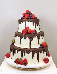 3 stockige hochzeitstorte mit schokolade und beeren barbara aletter patisserie hochzeitstorten und motivtorten in bad nauheim torte hochzeit hochzeitstorte erdbeer 3 stockige torte