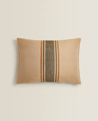 Zara home negozi ha un catalogo molto vasto, diviso in sezioni in maniera ordinata, in modo da facilitare il cliente in fase di scelta. Gestreifter Xxl Kissenbezug Aus Jute Zara Home Switzerland