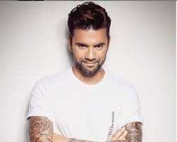 Ο αλέξης παπαχελάς (αθήνα, μάρτιος 1961) είναι έλληνας δημοσιογράφος και διευθυντής της εφημερίδας η καθημερινή. 8odwrhs Marantinhs Ayto Einai To Pragmatiko Ypsos Kai H Hlikia Toy Gossip Athens Magazine