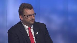 Museli ho pak vyvést policisté, vytrhl při tom řečnický pultík i mikrofony. Vlada Chysta Obedy Pro Zaky Zdarma At Se Rozhodne V Referendu Vyzval Poslanec Volny Ct24 Ceska Televize