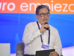 O hacemos el ajuste o nos lo hacen”: las advertencias del panel de expertos  económicos en Asofondos