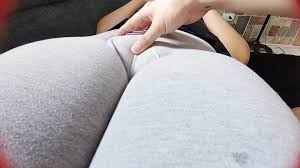 Los leggings le marcan a ella una gran panocha y me invita a tocarla por  dentro