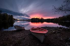 Zweden is het grootste scandinavische land ondanks dat het niet zoveel inwoners heeft. Foto Zweden Natuur Een Meer Zonsopgangen En Zonsondergangen Een Boot