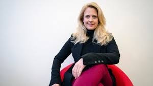 Als inhaber eines eigenen salons liebt er es, seine kundinnen gut aussehen zu lassen, und sieht seine berufung darin, dass sie sich top gepflegt und gestylt. Auf Dem Roten Stuhl Barbara Schoneberger Ich Hatte Zu Viele Falsche Manner Youtube