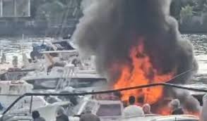 Incendio alla Sbarcadero di Santa Lucia: una barca distrutta dal fuoco