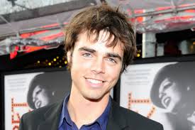 Modern Family' Star Shares Traumatic Struggle With Plastic Surgery, Male  Body Image