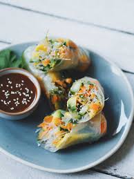 The rolls include rice vermicelli, lettuce, shredded carrots, a variety of herbs (the best combination is basil, mint and cilantro), and pork or shrimp or both. Summer In The Kitchen Summer Rolls Rezept Ganz Einfach Selbst Gemacht Coucoubonheur