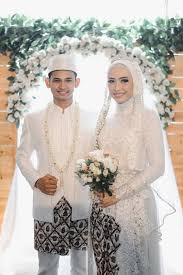 Batik, gambar baju kebaya, gambar baju pengantin, gambar baju muslim, gambar baju distro, 22 gambar kebaya akad nikah muslim paling mewah kebaya via kebayamasakini.org. Kebaya Akad Nikah White Elegant By Laksmi Kebaya Muslimah Islamic Bride Bridestory Com