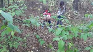 Случайно на сняла, как в лесу ссыт одна девушка и как вторая девушка  делает ей куни