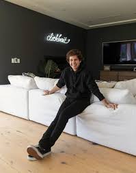 David dobrik's grand net worth. Youtuber David Dobrik Gave A Tour Of His House And My Nosey Self Is Eternally Grateful