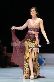 Atasannya panjang sampai lutut, dan tak. Nia Ramadhani Tampil Begitu Memesona Kenakan Kebaya Karya Anne Avantie Tabloidbintang Com
