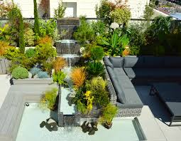 Suivez, grâce au devis aménagement de jardin, les différentes étapes de l'agencement d'un jardin avec allée en pavé et gazon. Un Architecte Paysagiste Pour Ma Terrasse Maison Et Jardin Magazine