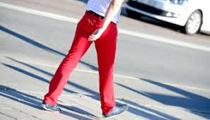 Dort unten im schrank liegen die schwarzen. Welches T Shirt Passt Farblich Zur Roten Hose Stylejournal