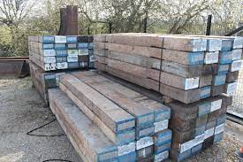 poutres vieux bois poutre ancienne solives anciennes bca materiaux vieux bois decoration exterieur traverse chemin de fer