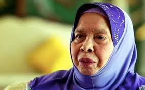 Pada pertengahan 1981, perdana menteri malaysia iaitu datuk hussein onn mengumumkan persaraannya dan menamakan dr mahathir sebagai penggantinya. Kisah Tun Rahah