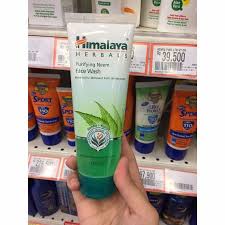 Menghilangkan bruntusan tak cukup hanya membersihkan wajah dengan sabun pencuci muka. 5 Face Wash Drug Store Murah Yang Bagus Untuk Kulit Berjerawat Semua Halaman Cewekbanget