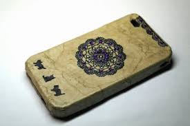 Deshalb mache ich mich wieder selber ans werk und tadaaa: Diy Handyhulle Gestalten Mit Stempeln Papier Und Glitzer Funkelfaden