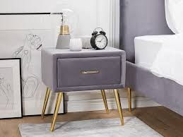 Voici une collection originale de tables de chevets en métal ou en bois pour décorer votre chambre à coucher dans le style loft. Table De Chevet En Velours Gris Flayat Beliani Fr