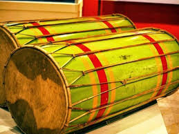 Membranofon (membranophone) adalah sebuah alat musik berdasarkan insturment yang sumber bunyinya berasal dari selaput atau membran yang terdapat pada bagian alat musik itu sendiri. Jenis Alat Musik Tradisional Indonesia Dan Cara Memainkannya