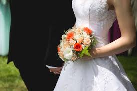 Need to translate hochzeitskleid from german? Tanzende Junge Braut Im Luxuriosen Hochzeitskleid Hubsches Madchen In Weiss Gefuhle Des Glucks Des Gelachters Und Des Lachelns Grauer Hintergrund Premium Foto